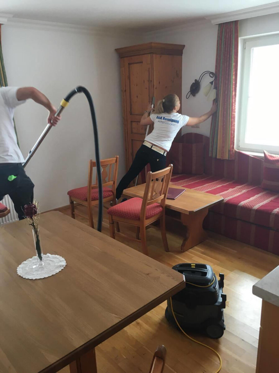 Mitarbeiter putzen ein Hotelzimmer
